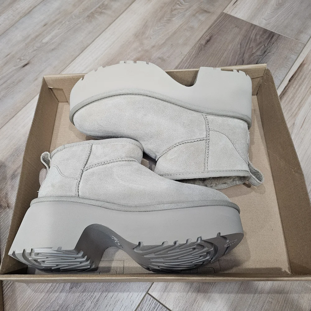 UGG Women's Ultra Mini New Heights (US Women's 7) - Picture 5 of 6